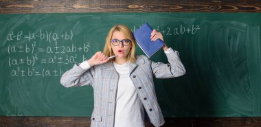 İlham daha fazla çalışması ya da belirli hedef takip. Öğrenmek ilham öğretmen olmak. Eğitimci kıvılcım motivasyon ilham verici. İlham arıyorsanız. Eğitimci kadın basılı kitap ve kalem kara tahta arka plan