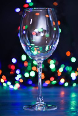 Kokteyl fikirler kavramı. Kolay tarifler kış alkollü kokteyl içmeye. Kokteyl cam ufuk garland renkli ışıklar. Ne içecek Noel partisi. Alkol kış partisi için kokteyl