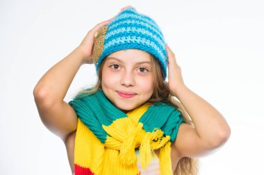 Sıcak yün aksesuar. Kız uzun saç mutlu yüz beyaz arka plan. Hangi kumaşlar size bu kış en sıcak tutacak. Şapka ve atkı sıcak tut. Çocuk giyim sıcak yumuşak örme Mavi şapka ve uzun eşarp