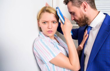 İş yerinde cinsel taciz var. İş yerinde cinsel saldırı ve taciz mağduru. Patron ya da müdür iş yerinde kadın çalışanı taciz etti.