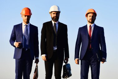 Ortak çalışma ve inşaat sektörü konsepti. İşçiler ve mühendis toplantı yaptı