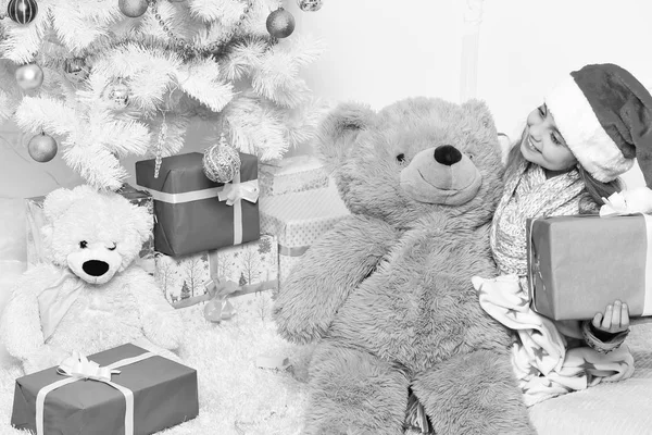 Vacaciones de invierno y concepto de infancia. Adorable niño sostiene gran oso —  Fotos de Stock