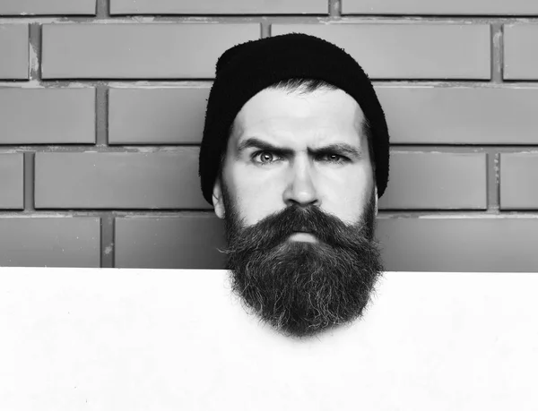 Bärtiger brutaler kaukasischer Hipster mit weißem Papierblatt — Stockfoto