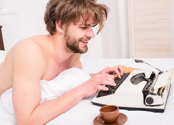 Escritor autor utiliza máquina de escribir a la antigua. Autor ocupado escribir plazo capítulo viene. Escritor de ficción profesional e instructor de literatura trabajo creativo. Hombre inspirado cama laica ropa de cama libro de trabajo —  Fotos de Stock