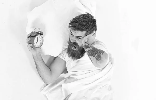 Homme avec tatouage et barbe ayant du mal à se réveiller — Photo