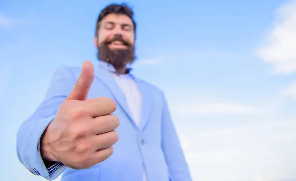 Hipster opdagen duimen. Succes en goedkeuring concept. Gebaar spreekt goedkeuring. Zakelijke goedkeuring en overeenkomst gebaar. Vrolijke man met baard zakenman Toon duimschroef opwaarts hemelachtergrond — Stockfoto