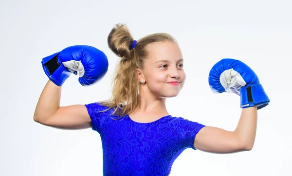 Concepto de deporte y salud. Deporte de boxeo femenino. Sé fuerte. Niña con guantes azules posando sobre fondo blanco. La educación deportiva. Crianza para el liderazgo y el ganador. Fuerte boxeo infantil —  Fotos de Stock