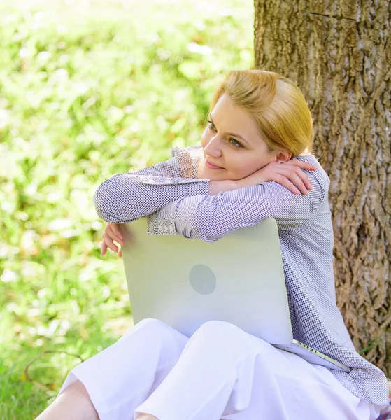 Mulher sonhadora com laptop trabalhar ao ar livre. Um minuto para o sonho. Conceito de tecnologia e internet. Sonhe com novo emprego ou realocação. laptop menina sonhando no parque sentar na grama. Sonhar com projeto bem sucedido — Fotografia de Stock