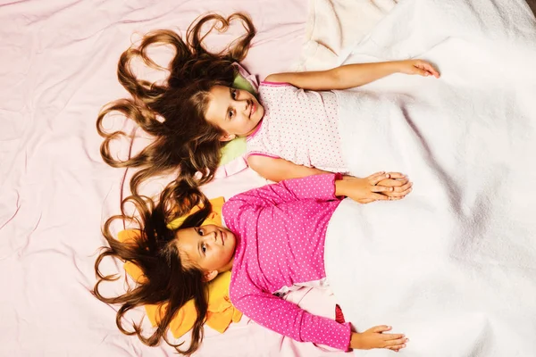 Çocukluk ve sabah kavramı. Çocuklar Pembe pijama — Stok fotoğraf