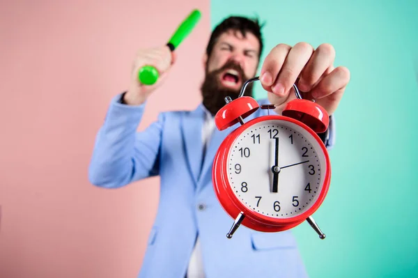 Time management och disciplin. Disciplin och sanktioner. Boss aggressiva ansikte håll väckarklocka. Förstöra eller Stäng av. Man kostym, som håll klockan och baseball bat i händerna. Disciplin affärsidé — Stockfoto