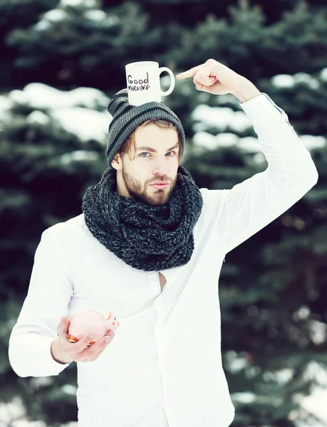 Hombre guapo con moneybox y taza en invierno al aire libre — Foto de Stock