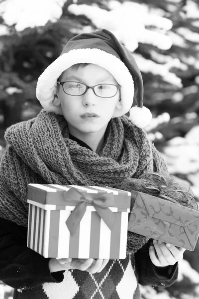 Niño pequeño con cajas de regalo en invierno al aire libre —  Fotos de Stock