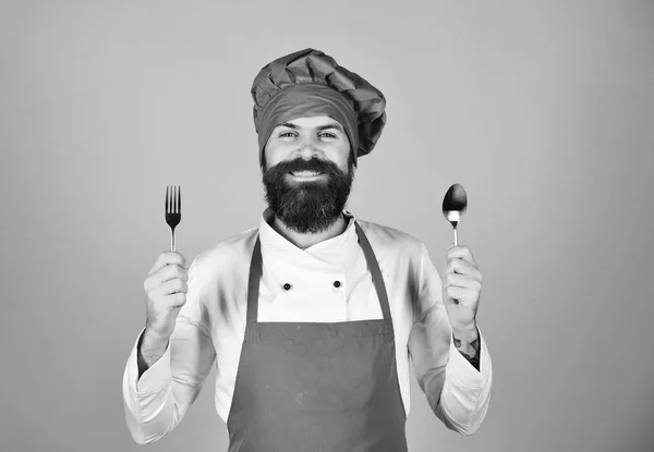 Процес Приготування Їжі Комерційна Концепція Чоловік Бородою Тримає Посуд Червоному — стокове фото