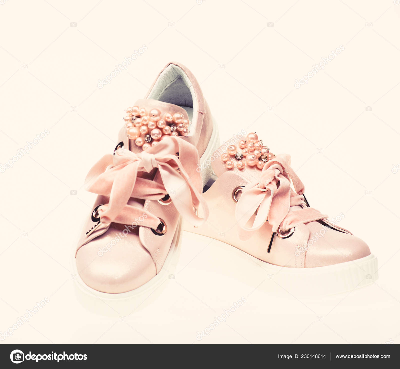 Zapatos lindos y de moda para niñas
