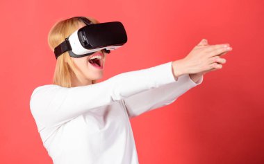 VR aygıt kullanan kadın. Sanal gerçeklik gözlüklü kadın. Mutlu genç kadın film izlerken ya da video oyunları oynarken sanal gerçeklik gözlük takıyor. Sanal gerçeklik oyunu.