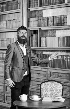 neşeli adam ayakta kameraya bakıp boo gösterir