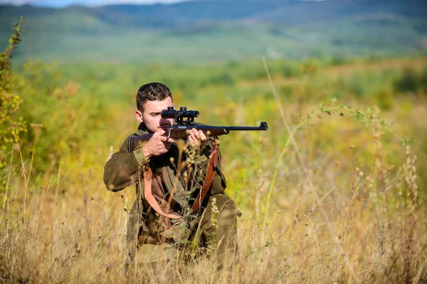 Hombre cazador apuntando rifle naturaleza fondo. Un tipo cazando ambiente natural. Arma de caza o rifle. Objetivo de caza. Actividad pasatiempo masculino. La experiencia y la práctica dan éxito a la caza — Foto de Stock