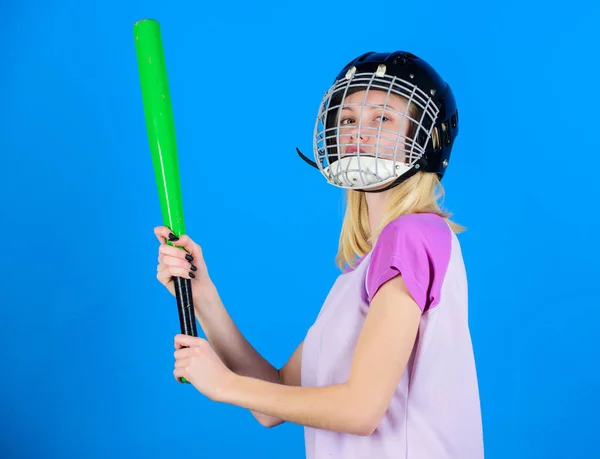 Honkbal vrouwelijke speler concept. Sport stereotype te breken. Vrouw geniet van speel honkbal spel. Meisje zeker mooie blonde baseball helm dragen en houd vleermuis op blauwe achtergrond. Vrouw in honkbal sport — Stockfoto