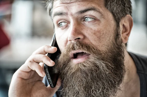 Férfi szakáll és bajusz mozgatható telefon beszélgetés defocused háttér. Szakállas ember tartsa mozgatható telefon. Szakállas csípő kommunikálni smartphone hívás. Mobil kommunikáció. Kommunikáció fogalma — Stock Fotó