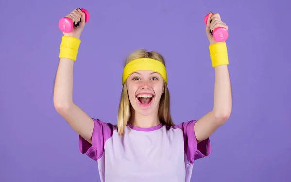 Ragazza tenere manubri indossare braccialetti luminosi. Concetto sportivo vintage. Donna che si allena con i manubri. Facili esercizi con manubri. Allenati con i manubri. Ultimo allenamento della parte superiore del corpo per le donne — Foto Stock