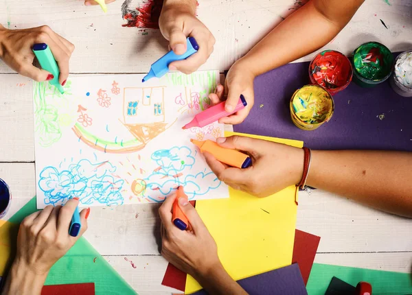 Dłonie posiadają kolorowe markery i rysować dzieci ilustracja, widok z góry — Zdjęcie stockowe