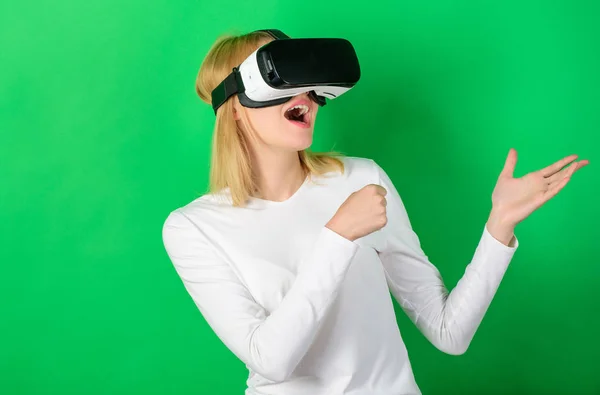Fiatal nő segítségével egy virtuális-valóság sisak fogalmi hálózati vonalak. Nő Vr-eszközzel. A nő a virtuális valóság szemüveg. VR. — Stock Fotó