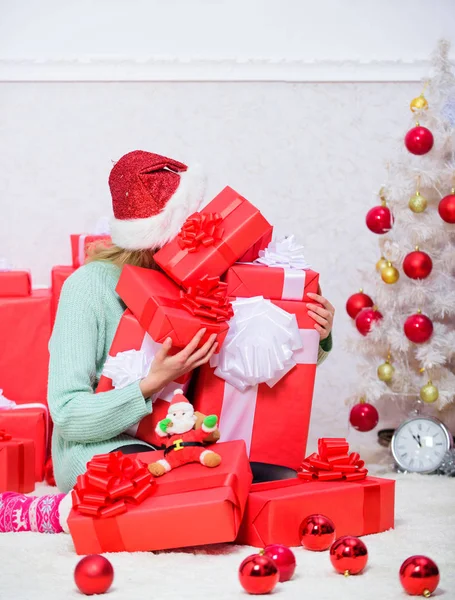 Otwarcie świąteczny prezent. Dziewczyna w pobliżu choinki szczęśliwy wakacje świętować. Santa przynieść jej dar, który zawsze chciała. Kobieta podekscytowany blond trzymać pudełko z kokardą. Idealny prezent dla żony lub dziewczyny — Zdjęcie stockowe