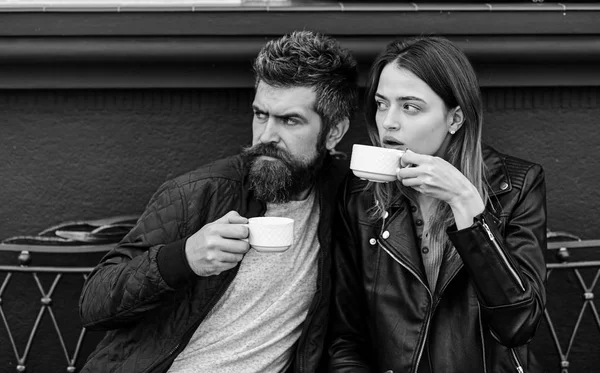 Adoro o conceito de cafetaria urbana. Casal no amor bebidas expresso — Fotografia de Stock