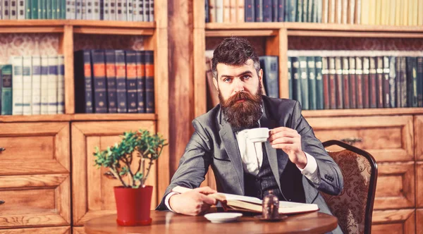 Uomo che legge libro in casa librar, uomo — Foto Stock