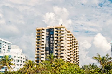 Beyaz bulutların üstünde mavi gökyüzü ile şehir manzarası