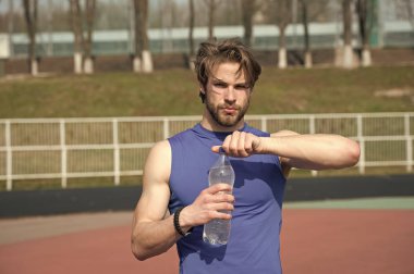 yakışıklı kaslı adam su şişesi tutan