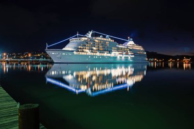 lüks cruise gemisi günbatımında