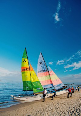 adet Rüzgar Sörfü ya da erkek sporcu sörf yapar ve gemide yelken