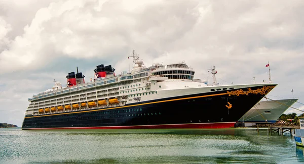 Large luxury cruise ship Disney Wonder on sea water and cloudy sky background docked at port of Nassau, Bahamas — Stock Photo, Image