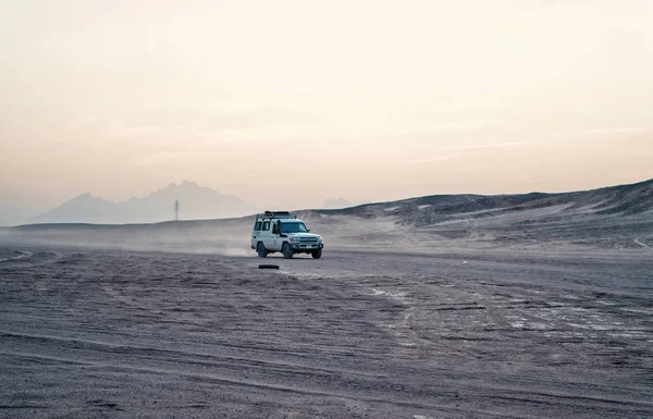 Voiture ou jeep au volant dans le désert, Hurghada, Egypte — Photo