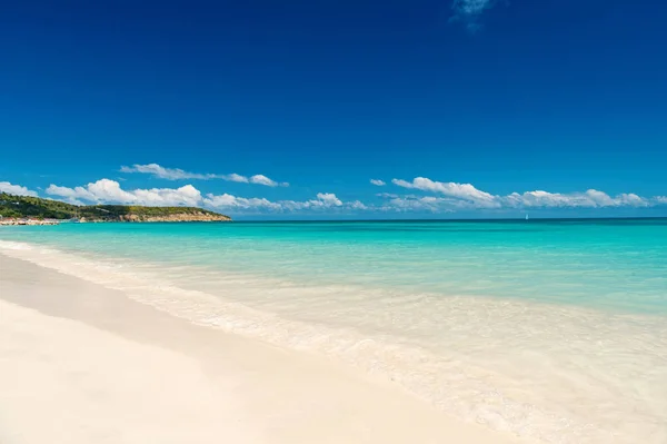 Strand mit weißem Sand, türkisfarbenem Meer und blauem Himmel — Stockfoto