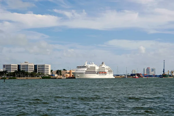 Luxe witte zee of Oceaan voering schip op stad harbo — Stockfoto