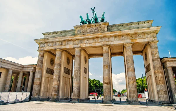 Brandenburgi kapu, napsütéses napon Berlinben. Németország — Stock Fotó