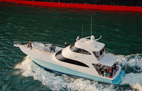 Yacht som flyter på grønt vann – stockfoto