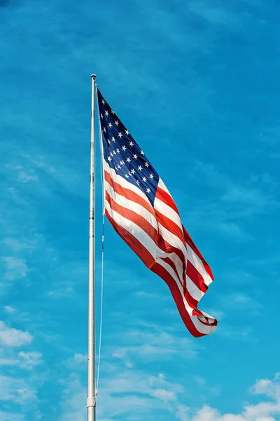 Bandeira Americana no céu azul — Fotografia de Stock