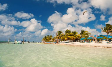 yaz plaj şemsiye kenarı ile