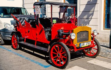 Prag, Çek Cumhuriyeti - 3 Haziran 2017: eski model Ford Araba gezi turları turistler için sunan Prag sokakta park edilmiş