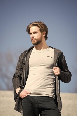 Sakal ve saç kesimi gri tshirt ayakta adam