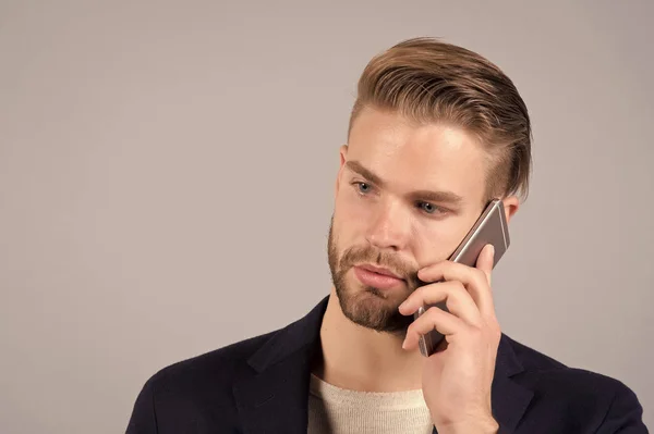 Hombre hablar en el teléfono inteligente, la vida moderna — Foto de Stock