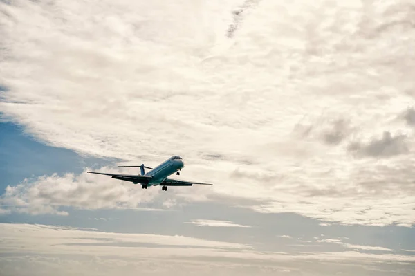 Αεροπλάνο που πετούν σε συννεφιασμένο ουρανό φόντο σε Φίλιπσμπουργκ — Φωτογραφία Αρχείου