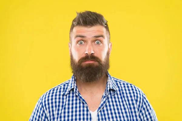 Notícias surpreendentes. Homem barbudo hipster perguntando rosto amarelo fundo de perto. O tipo surpreendeu a expressão facial. Hipster com barba e bigode emocional expressão surpresa. Rústico macho surpreso — Fotografia de Stock