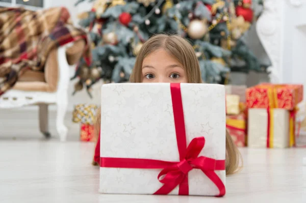 愿你的圣诞节充满欢乐的噪音。圣诞节网上购物。家庭假期。圣诞树和礼物。新年快乐。冬天。圣诞节前的第二天早上小女孩。孩子享受假期 — 图库照片