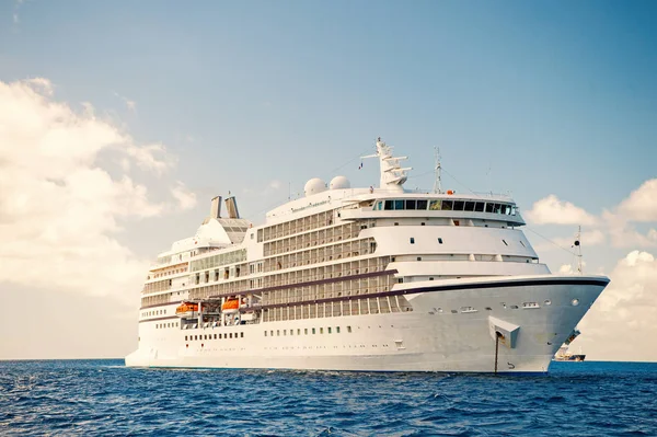 Grote luxe witte cruise schip voering op zee — Stockfoto