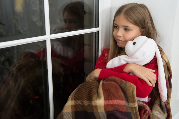 받으세요입니다 창에서 장난감을가지고 장난감 친구를 크리스마스 이브에 소녀는 집에서 크리스마스 — 스톡 사진