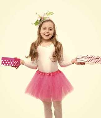 Çocuk veya mevcut Pack beyaz izole mutlu çocuk.